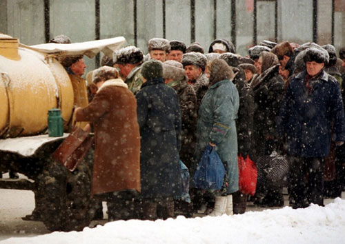 1998年12月7日，莫斯科街头，民众排队购买廉价牛奶。